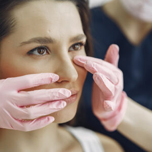 Imagen de mujer realizando lifting facial