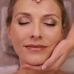 Imagen de mujer recibiendo tratamiento facial