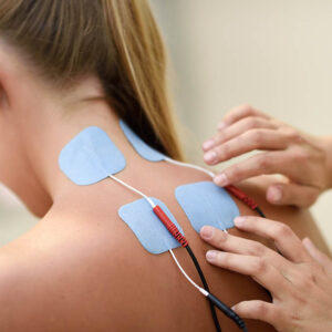 Imagen de Electroestimulación en fisioterapia a una mujer joven